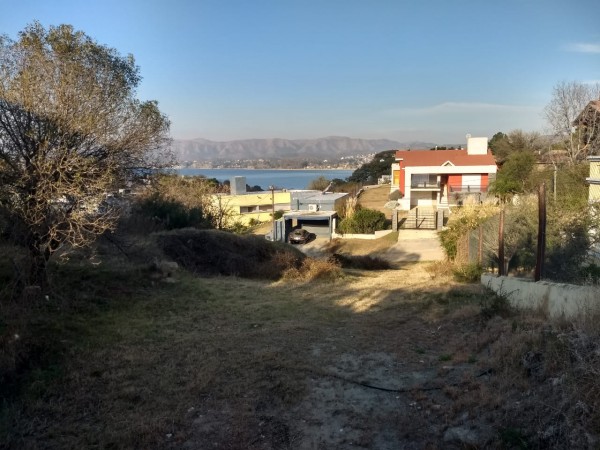 PROMOCIÓN DOLARES 60.000! Casa de 1 dormitorio y amplio terreno con increible vista al lago