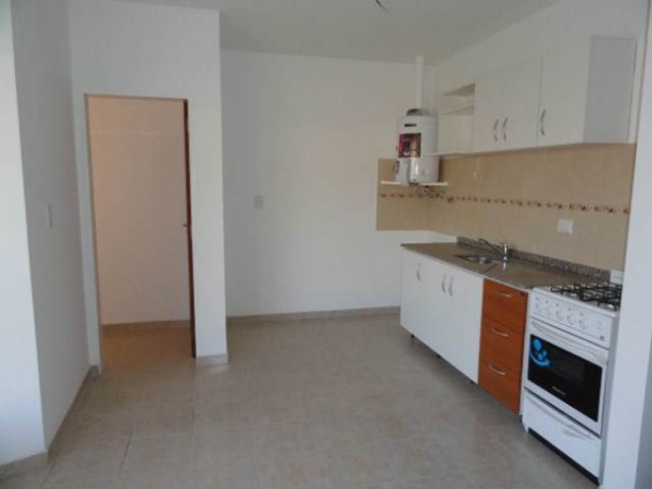 OPORTUNIDAD! Departamento de 2 dormitorios y cochera. A una cuadra de Av. Cárcano
