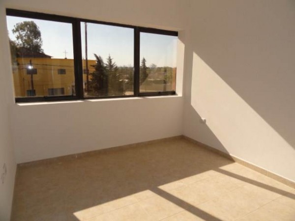OPORTUNIDAD! Departamento de 2 dormitorios y cochera. A una cuadra de Av. Cárcano