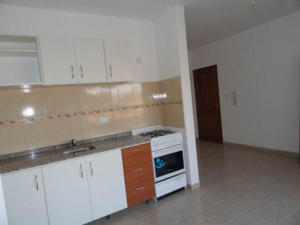 OPORTUNIDAD! Departamento de 2 dormitorios y cochera. A una cuadra de Av. Cárcano
