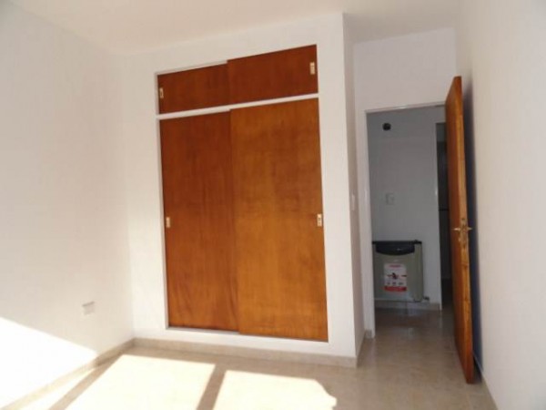 OPORTUNIDAD! Departamento de 2 dormitorios y cochera. A una cuadra de Av. Cárcano