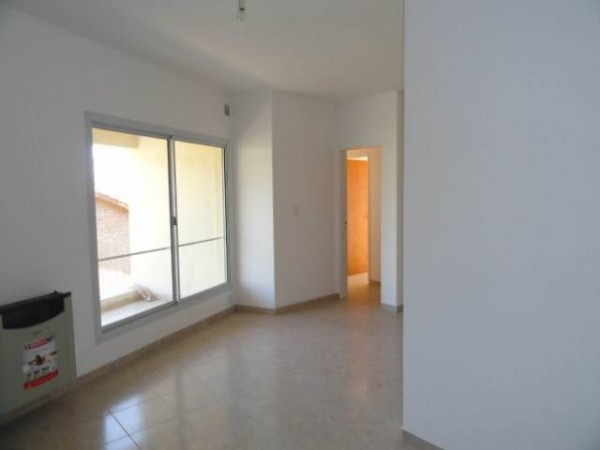 OPORTUNIDAD! Departamento de 2 dormitorios y cochera. A una cuadra de Av. Cárcano