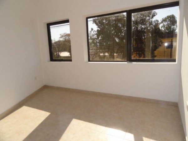 OPORTUNIDAD! Departamento de 2 dormitorios y cochera. A una cuadra de Av. Cárcano