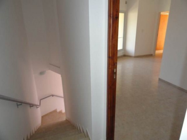 OPORTUNIDAD! Departamento de 2 dormitorios y cochera. A una cuadra de Av. Cárcano
