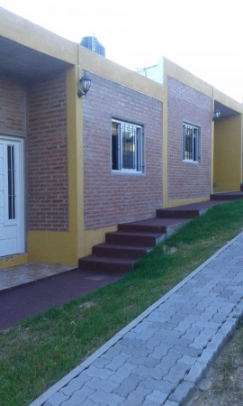 Complejo de cabañas y piscina en Santa Cruz del Lago