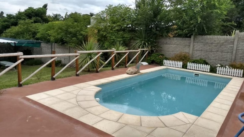 Complejo de cabañas y piscina en Santa Cruz del Lago