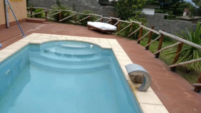 Complejo de cabañas y piscina en Santa Cruz del Lago