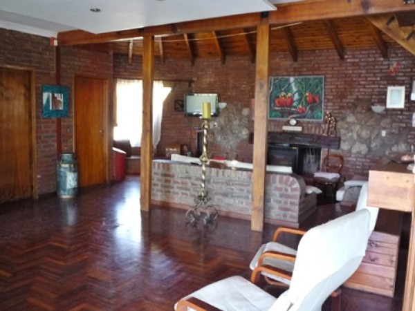 Hermosa casa con dos departamentos ubicada en Villa del Lago, increible vista