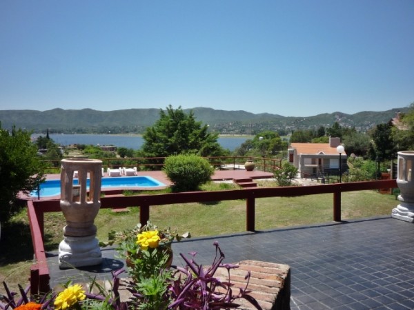 Hermosa casa con dos departamentos ubicada en Villa del Lago, increible vista