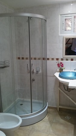 IDEAL INVERSIÓN: Complejo de cabañas de 2 dormitorios cada una, en zona exclusiva de Villa del Lago