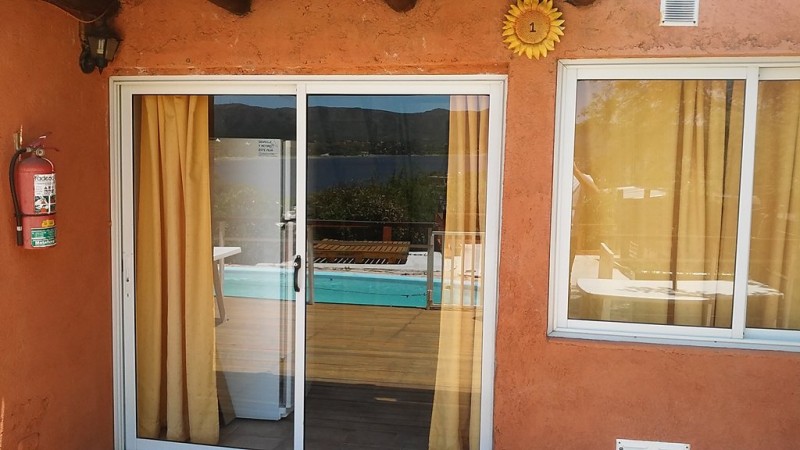 IDEAL INVERSIÓN: Complejo de cabañas de 2 dormitorios cada una, en zona exclusiva de Villa del Lago