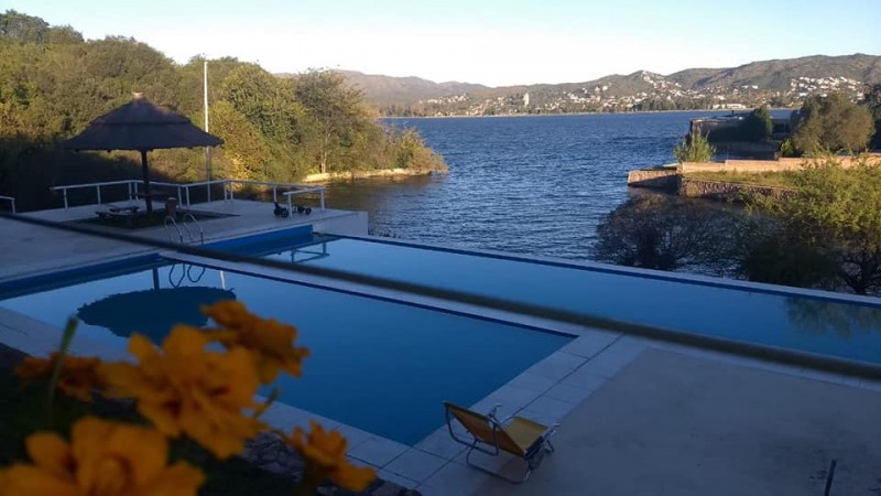 Casa de diseño con exclusiva vista al lago y rodeada de exuberante vegetación