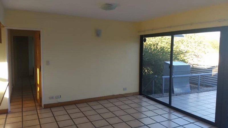Casa de diseño con exclusiva vista al lago y rodeada de exuberante vegetación