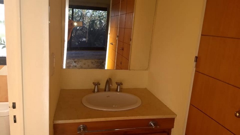 Casa de diseño con exclusiva vista al lago y rodeada de exuberante vegetación