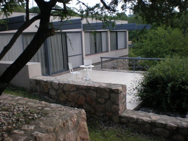 Casa de diseño con exclusiva vista al lago y rodeada de exuberante vegetación