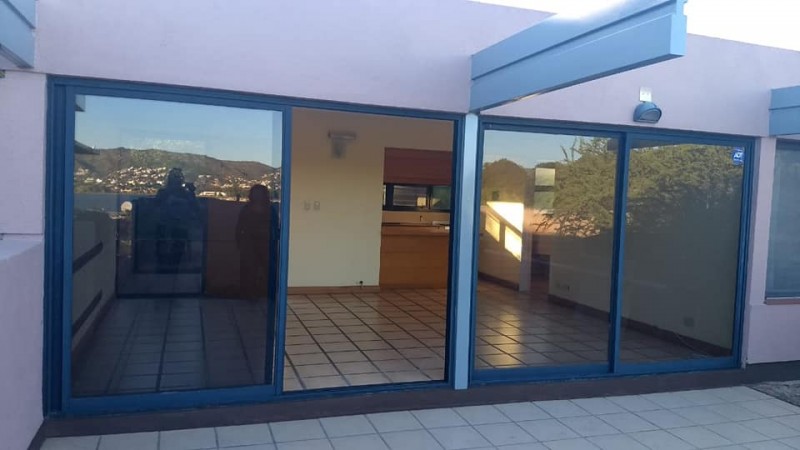 Casa de diseño con exclusiva vista al lago y rodeada de exuberante vegetación