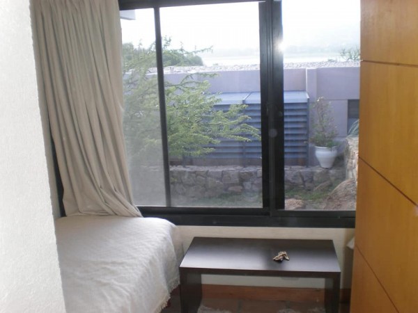 Casa de diseño con exclusiva vista al lago y rodeada de exuberante vegetación