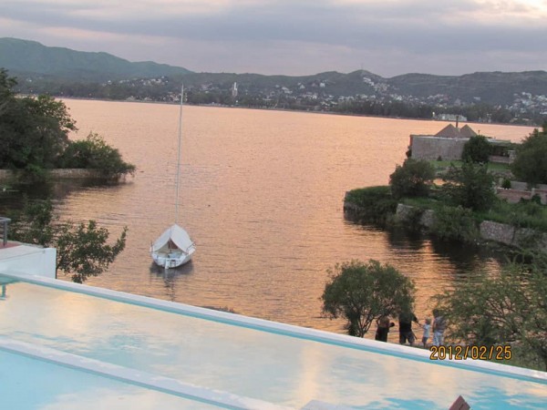Casa de diseño con exclusiva vista al lago y rodeada de exuberante vegetación