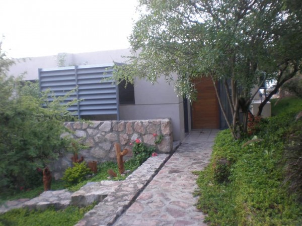 Casa de diseño con exclusiva vista al lago y rodeada de exuberante vegetación