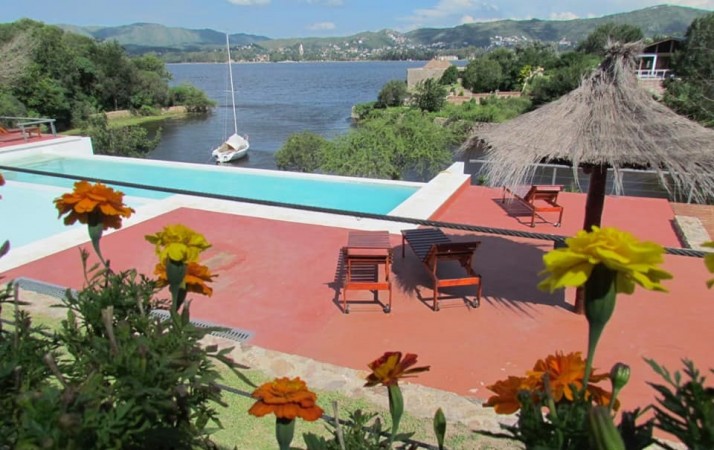 Casa de diseño con exclusiva vista al lago y rodeada de exuberante vegetación