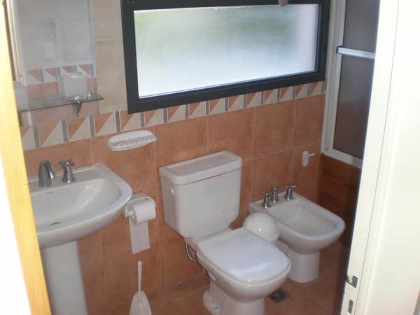 Casa de diseño con exclusiva vista al lago y rodeada de exuberante vegetación