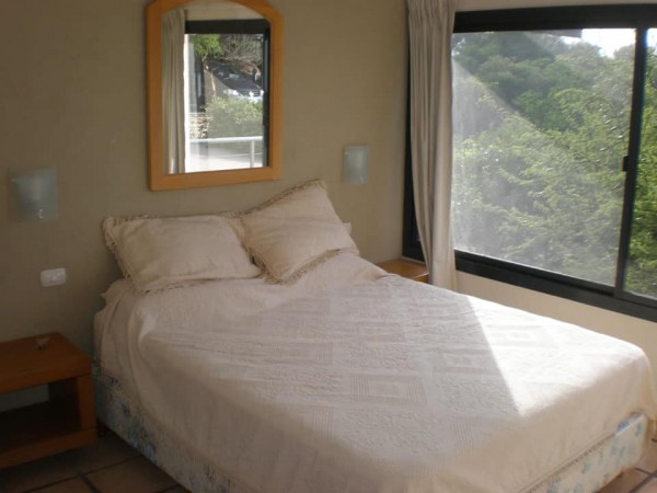 Casa de diseño con exclusiva vista al lago y rodeada de exuberante vegetación