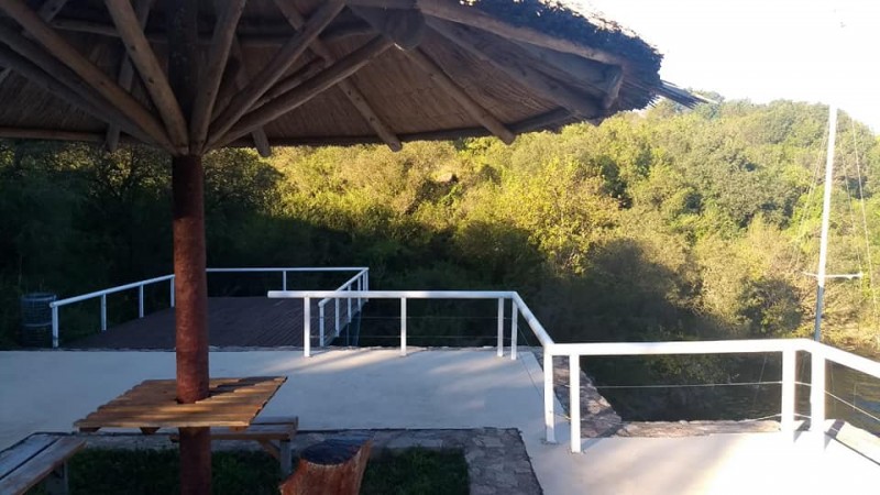 Casa de diseño con exclusiva vista al lago y rodeada de exuberante vegetación