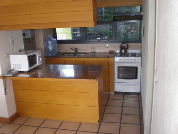 Casa de diseño con exclusiva vista al lago y rodeada de exuberante vegetación