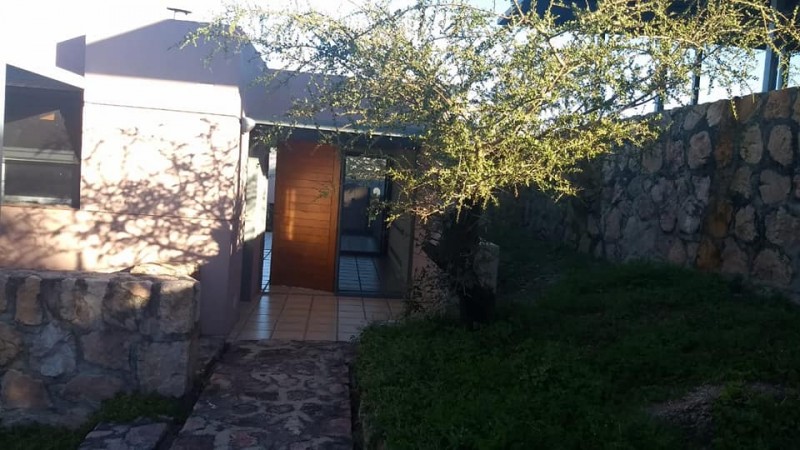Casa de diseño con exclusiva vista al lago y rodeada de exuberante vegetación