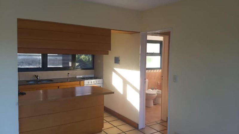 Casa de diseño con exclusiva vista al lago y rodeada de exuberante vegetación