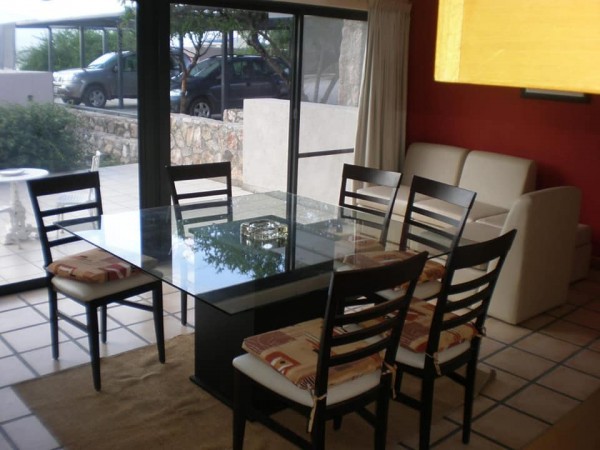 Casa de diseño con exclusiva vista al lago y rodeada de exuberante vegetación