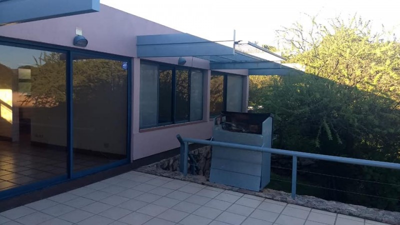 Casa de diseño con exclusiva vista al lago y rodeada de exuberante vegetación