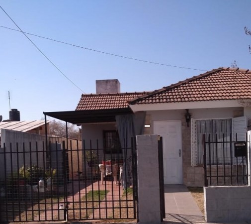 Hermoso PH de 2 dormitorios, ubicado en Barrio Santa Rita, a 150 mts de la costanera del lago