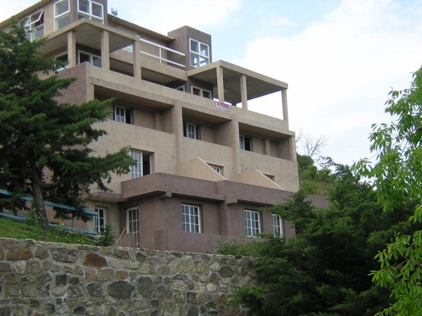 Villa Ciudad America - IMPERDIBLE COMPLEJO DE 6 DEPARTAMENTOS Y CASA PRINCIPAL CON PISCINA