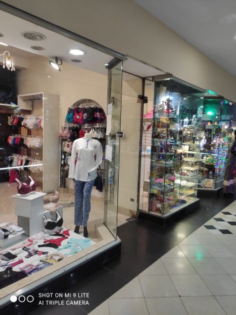 VENTA: DOS LOCALES COMERCIALES EN GALERIA SARMIENTO, EN PLENA PEATONAL DE CARLOS PAZ