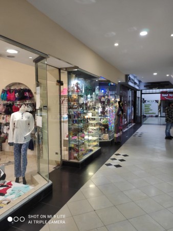 VENTA: DOS LOCALES COMERCIALES EN GALERIA SARMIENTO, EN PLENA PEATONAL DE CARLOS PAZ