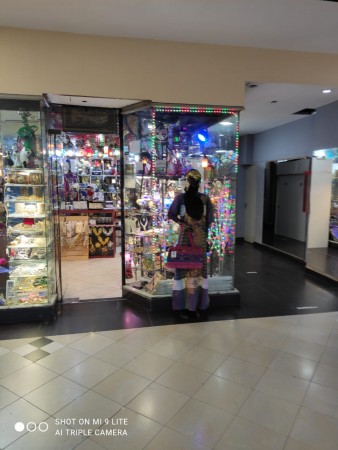 VENTA: DOS LOCALES COMERCIALES EN GALERIA SARMIENTO, EN PLENA PEATONAL DE CARLOS PAZ