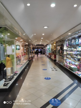 VENTA: DOS LOCALES COMERCIALES EN GALERIA SARMIENTO, EN PLENA PEATONAL DE CARLOS PAZ