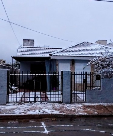 Hermoso PH de 2 dormitorios, ubicado en Barrio Santa Rita, a 150 mts de la costanera del lago