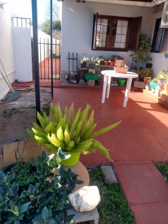 Hermoso PH de 2 dormitorios, ubicado en Barrio Santa Rita, a 150 mts de la costanera del lago