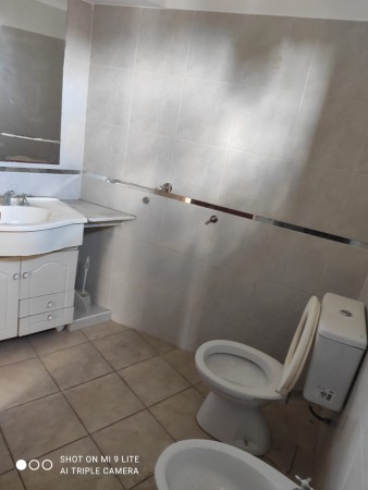 OPORTUNIDAD! Departamento de 2 dormitorios y cochera. A una cuadra de Av. Cárcano