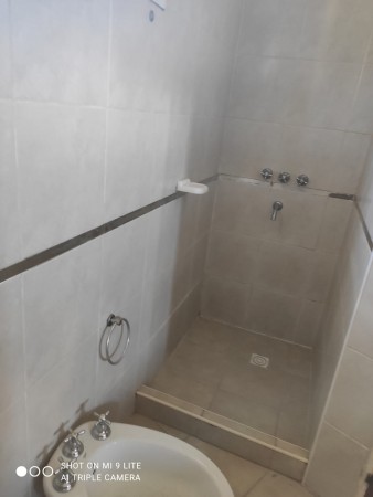 OPORTUNIDAD! Departamento de 2 dormitorios y cochera. A una cuadra de Av. Cárcano