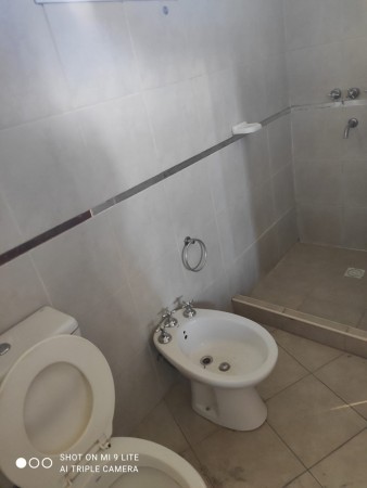 OPORTUNIDAD! Departamento de 2 dormitorios y cochera. A una cuadra de Av. Cárcano