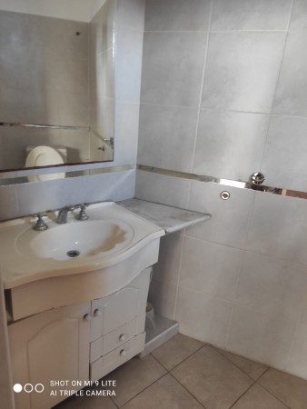 OPORTUNIDAD! Departamento de 2 dormitorios y cochera. A una cuadra de Av. Cárcano