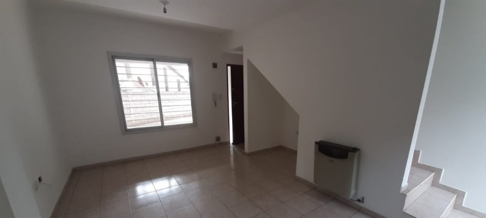 Departamento estilo duplex de 2 dormitorios. A una cuadra de Av. Carcano
