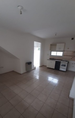 Departamento estilo duplex de 2 dormitorios. A una cuadra de Av. Carcano