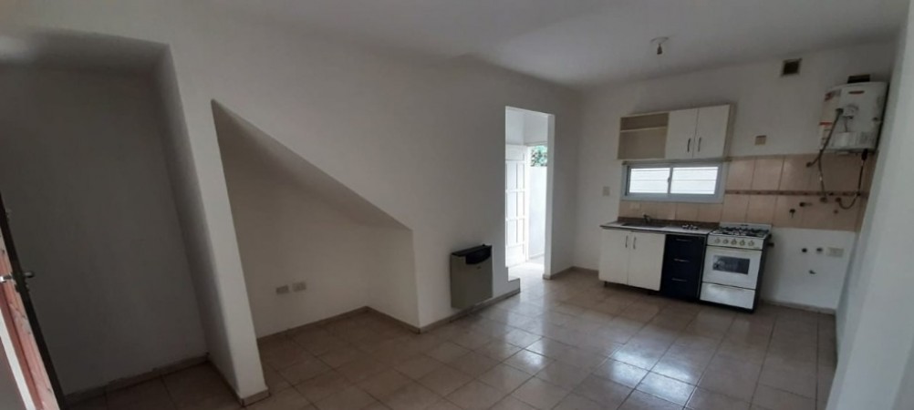 Departamento estilo duplex de 2 dormitorios. A una cuadra de Av. Carcano