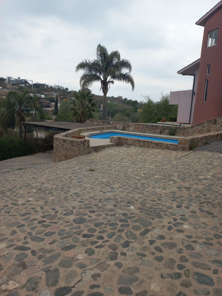 Imponente chalet ubicado en Villa del Lago, a pasos del puente en Ruta 38