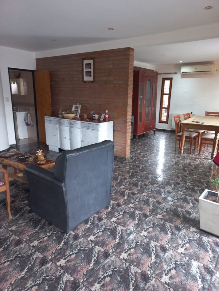 Imponente chalet ubicado en Villa del Lago, a pasos del puente en Ruta 38