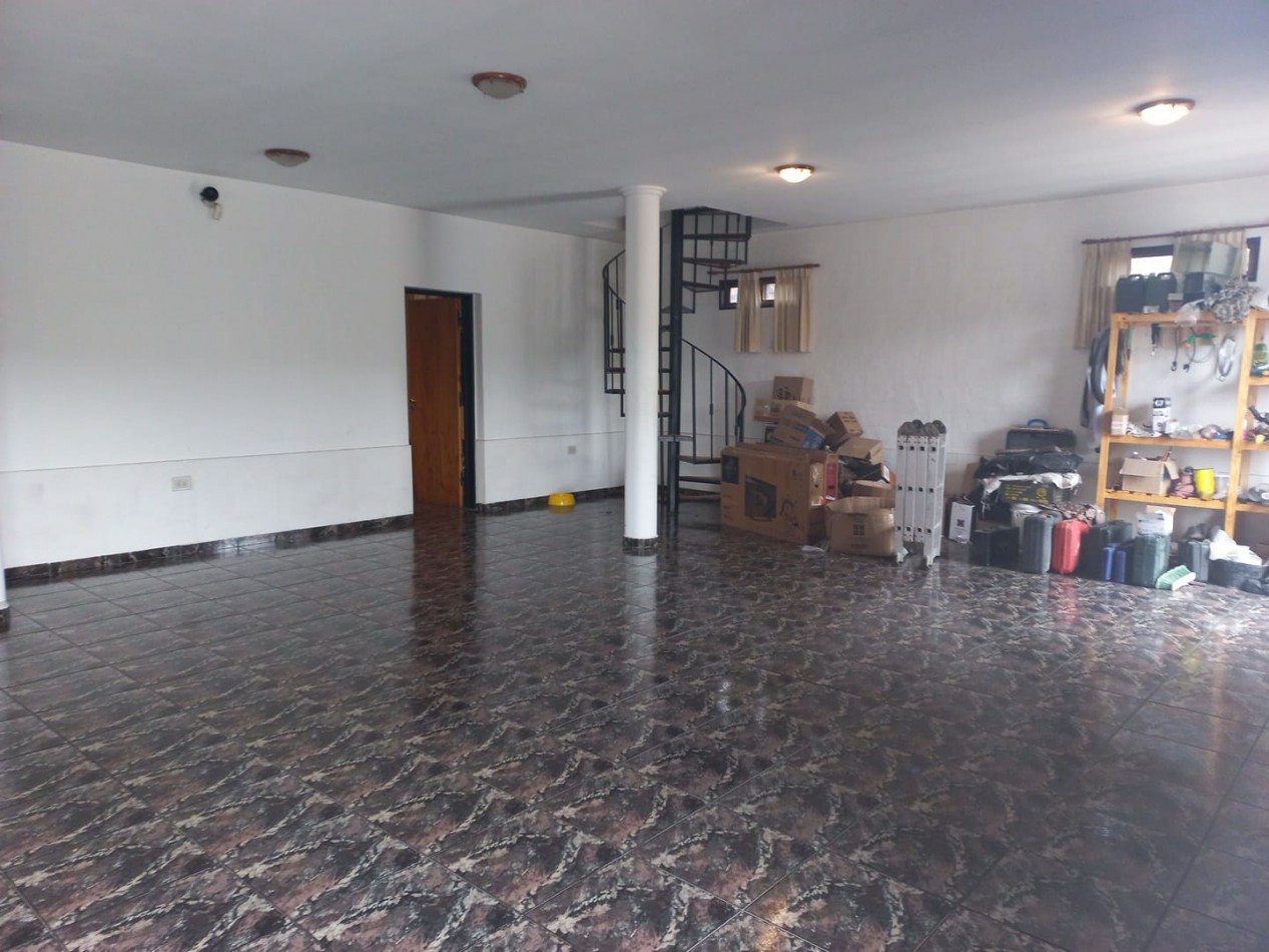 Imponente chalet ubicado en Villa del Lago, a pasos del puente en Ruta 38